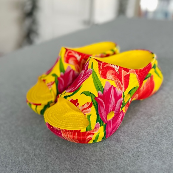 Balenciaga x Crocs Tulip Pool Slides - Picture 1 of 12